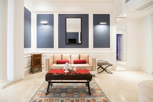 Suite | Minibar, in-room safe, desk, blackout drapes