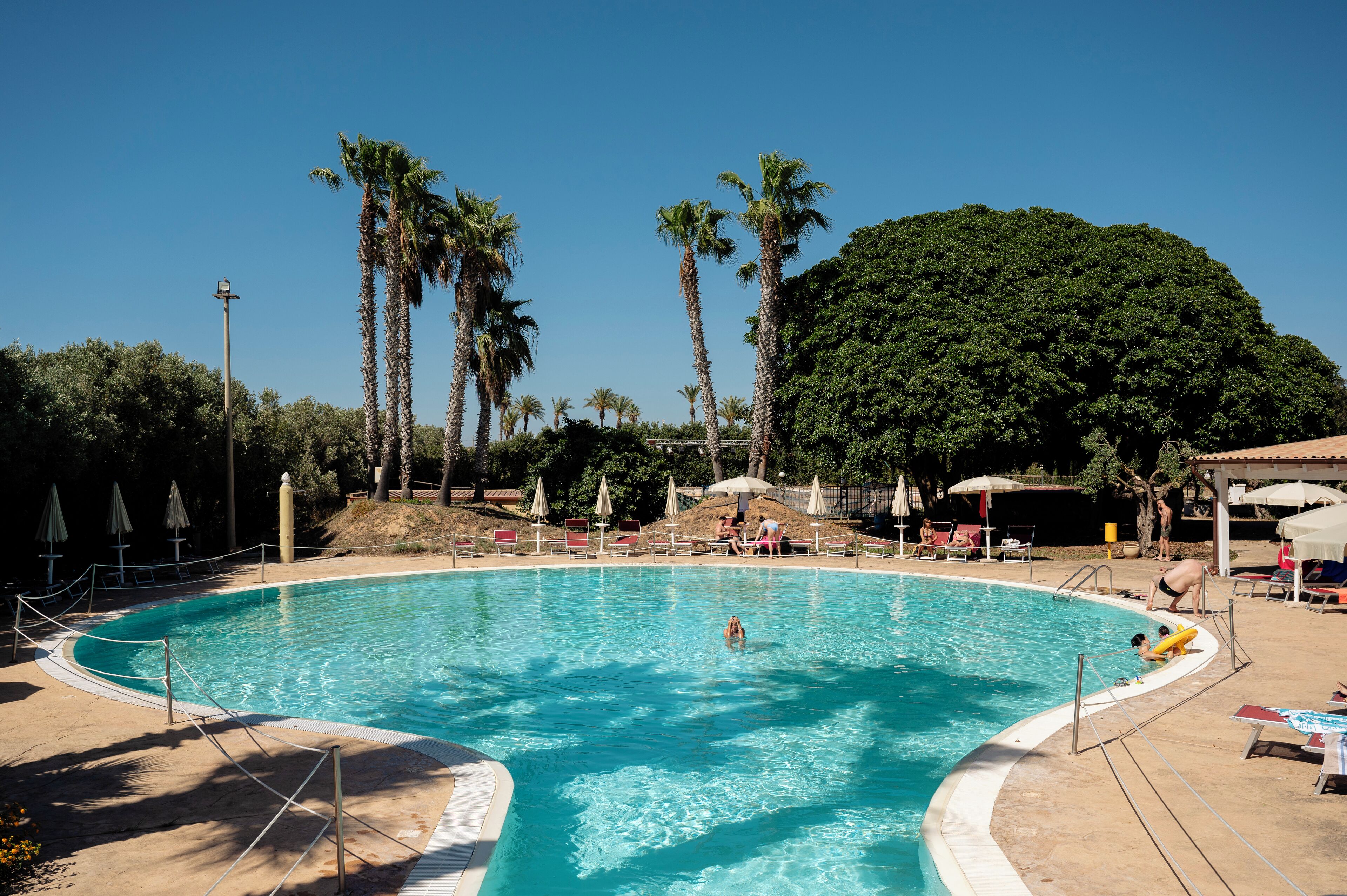 Piscina coperta, piscina stagionale all'aperto, ombrelloni da piscina