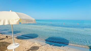 Kostenloser Shuttle zum Strand, Liegestühle, Sonnenschirme, Strandtücher