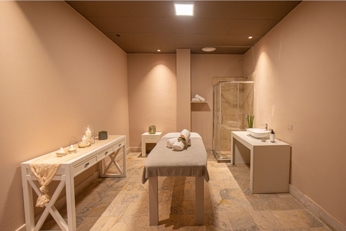 Behandlingsrum til par, sauna, boblebad, kropsbehandlinger, aromaterapi