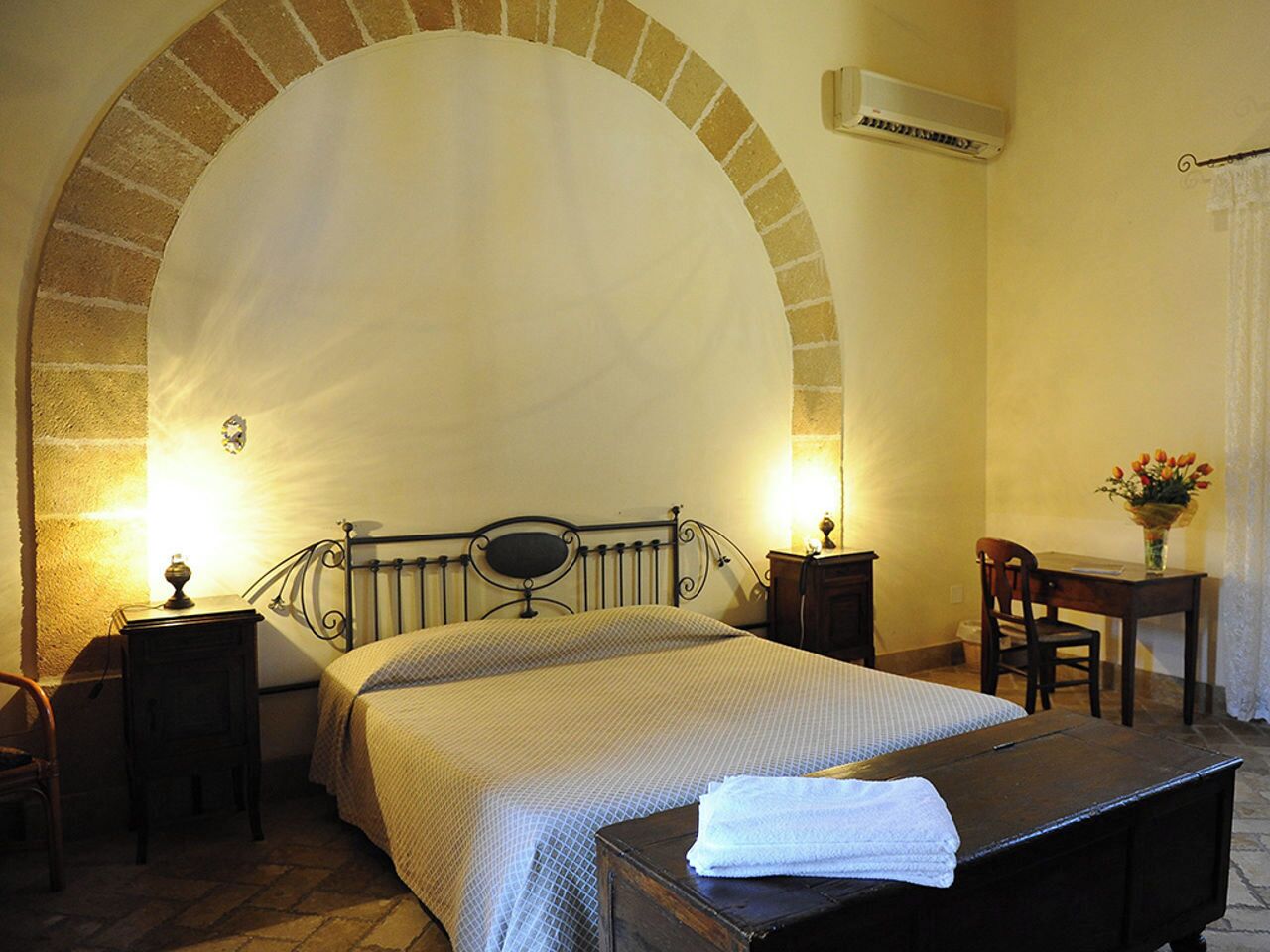 Minibar, caja de seguridad en la habitación y escritorio 