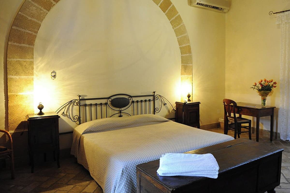 Minibar, coffres-forts dans les chambres, bureau, rideaux occultants