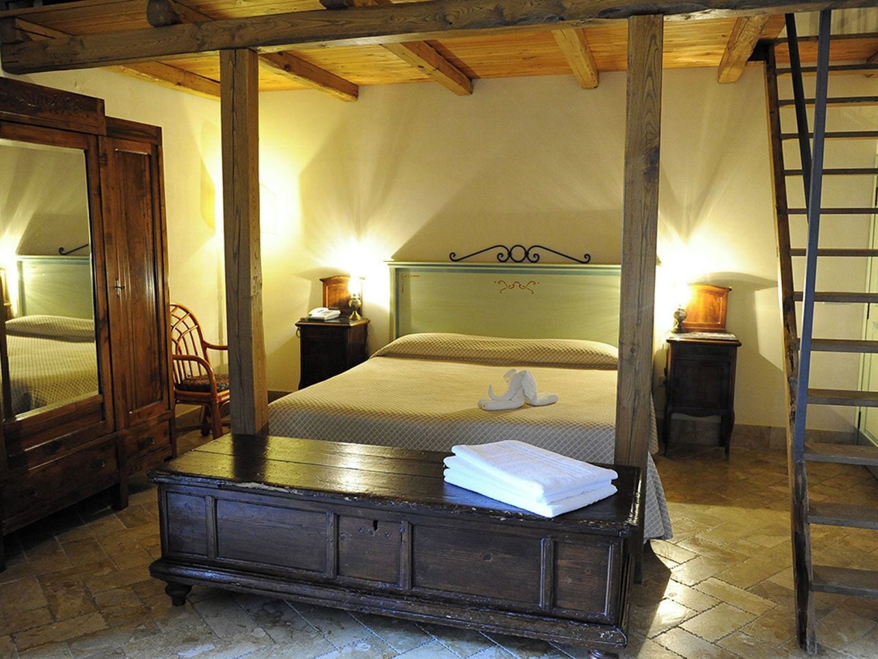 Minibar, caja de seguridad en la habitación y escritorio 