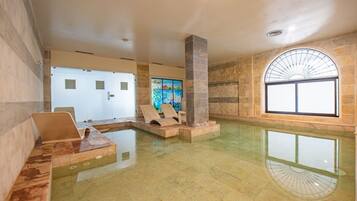 Espace de soins pour les couples, sauna, bain Ă remous, soins corporels