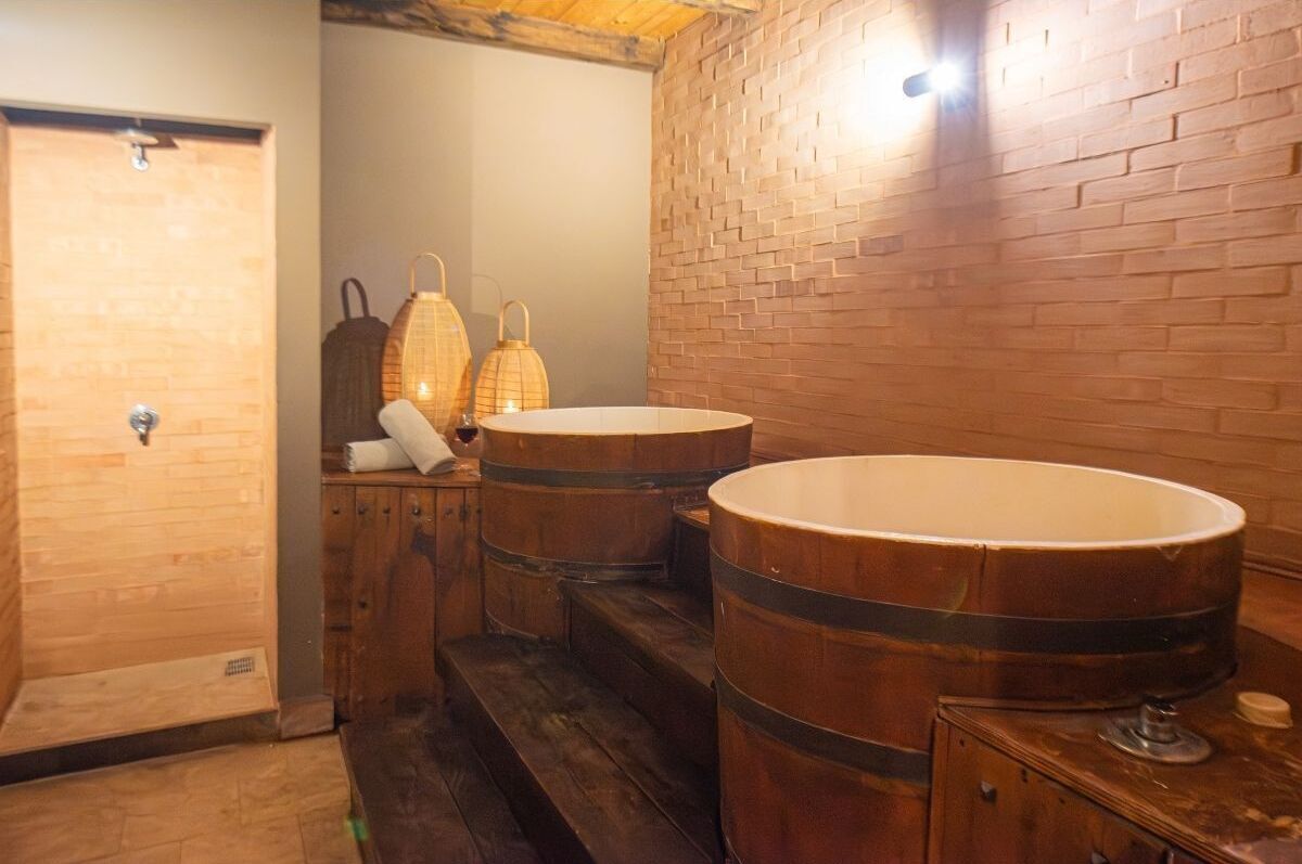 Couples treatment rooms, sauna, hot tub, body treatments, aromatherapy