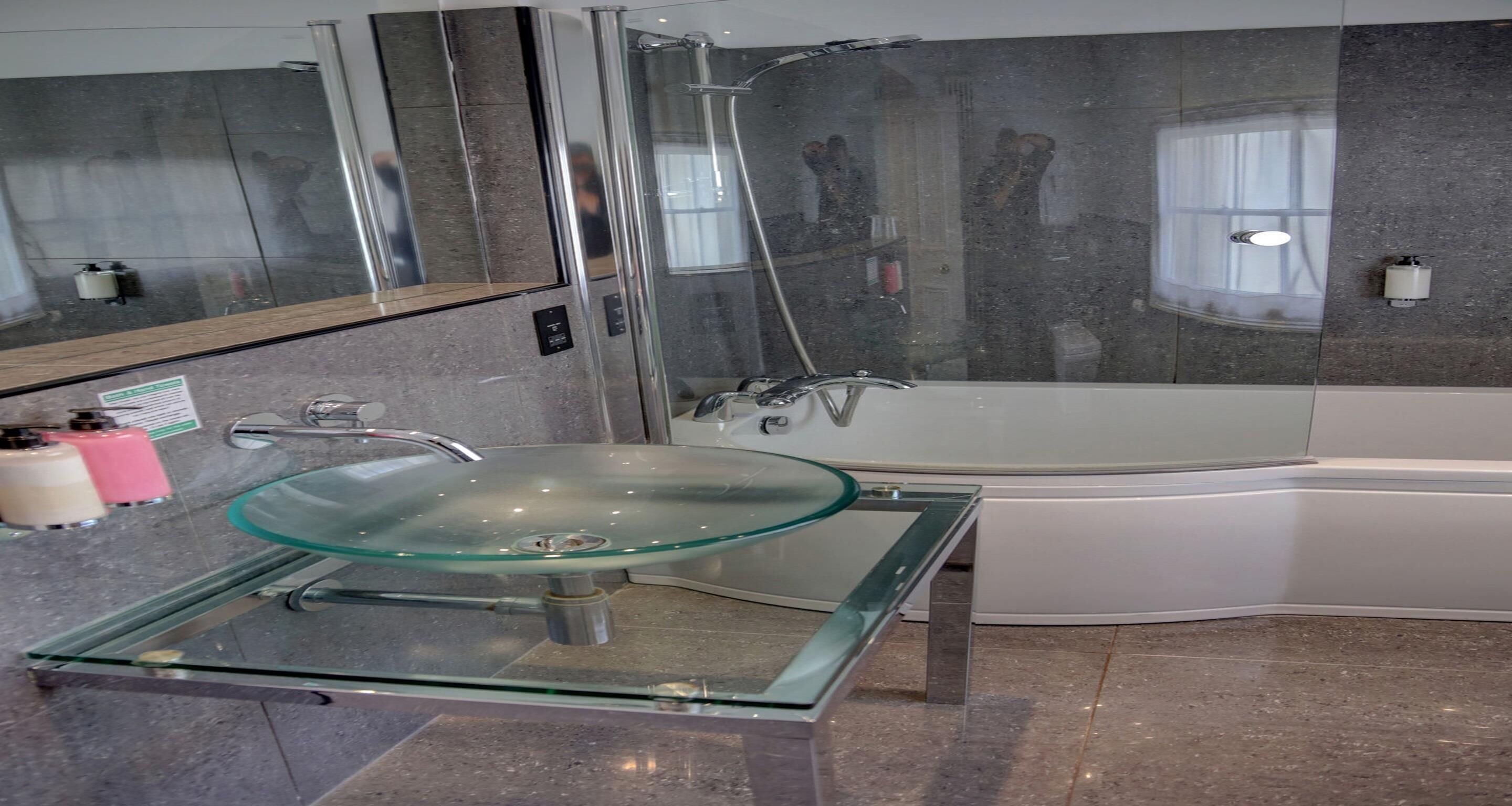 standard room, 2 single beds, non smoking | bathroom | shower, free toiletries, hair dryer, towels