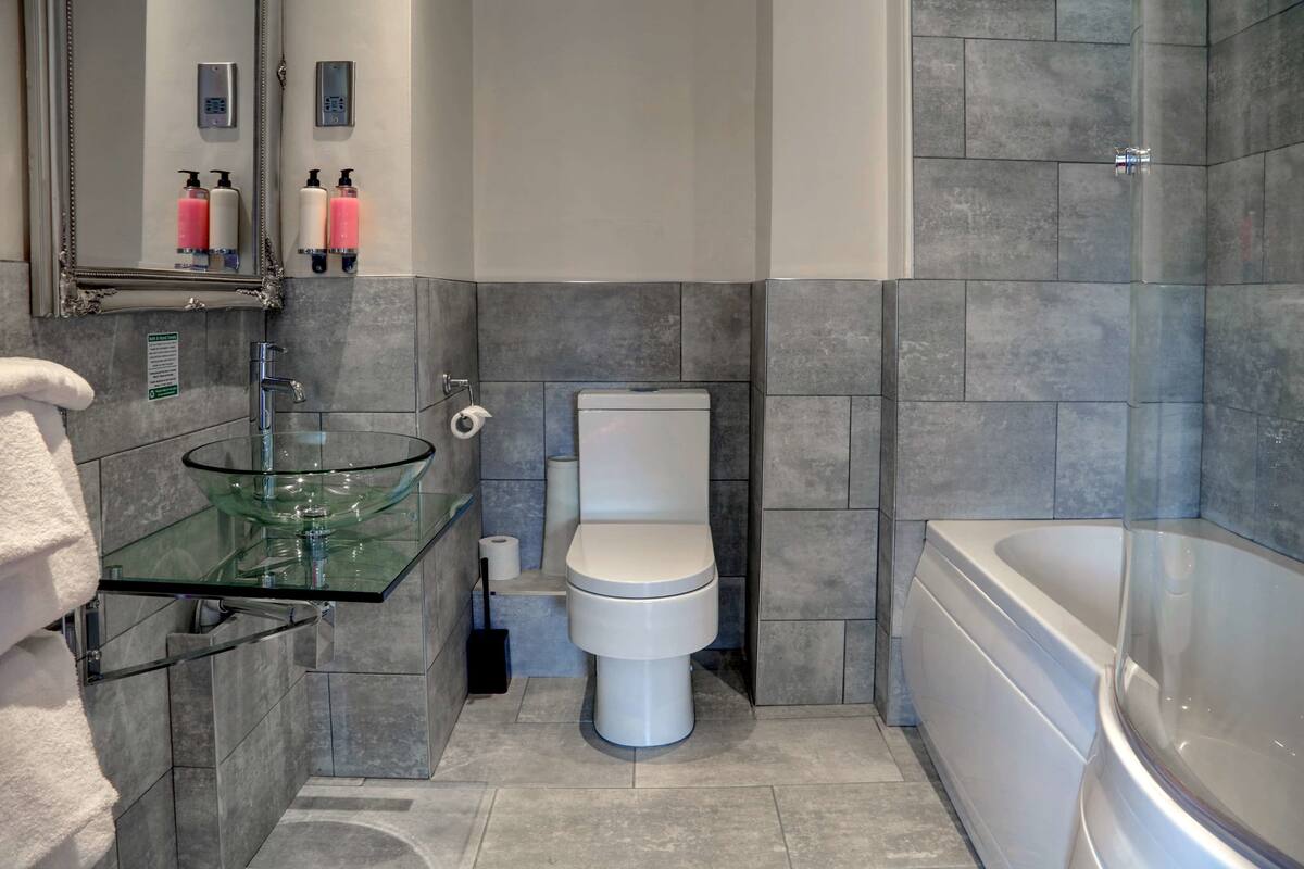 superior room, 1 double bed, non smoking | bathroom | shower, free toiletries, hair dryer, towels