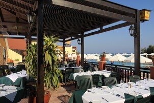 2 restaurants, lunch served