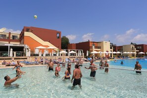 Piscine couverte, 2 piscines extérieures, parasols de plage
