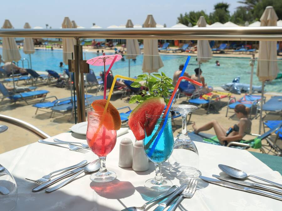 2 restaurants, lunch served