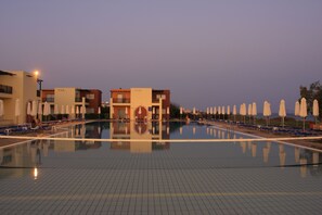 Piscine couverte, 2 piscines extérieures, parasols de plage