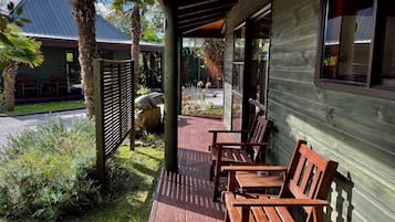 デラックス キャビン シングルベッド 2 台 ガーデンビュー | テラス / パティオ