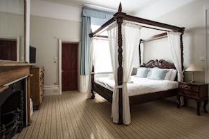 Hypo-allergenic bedding, iron/ironing board, free WiFi, bed sheets