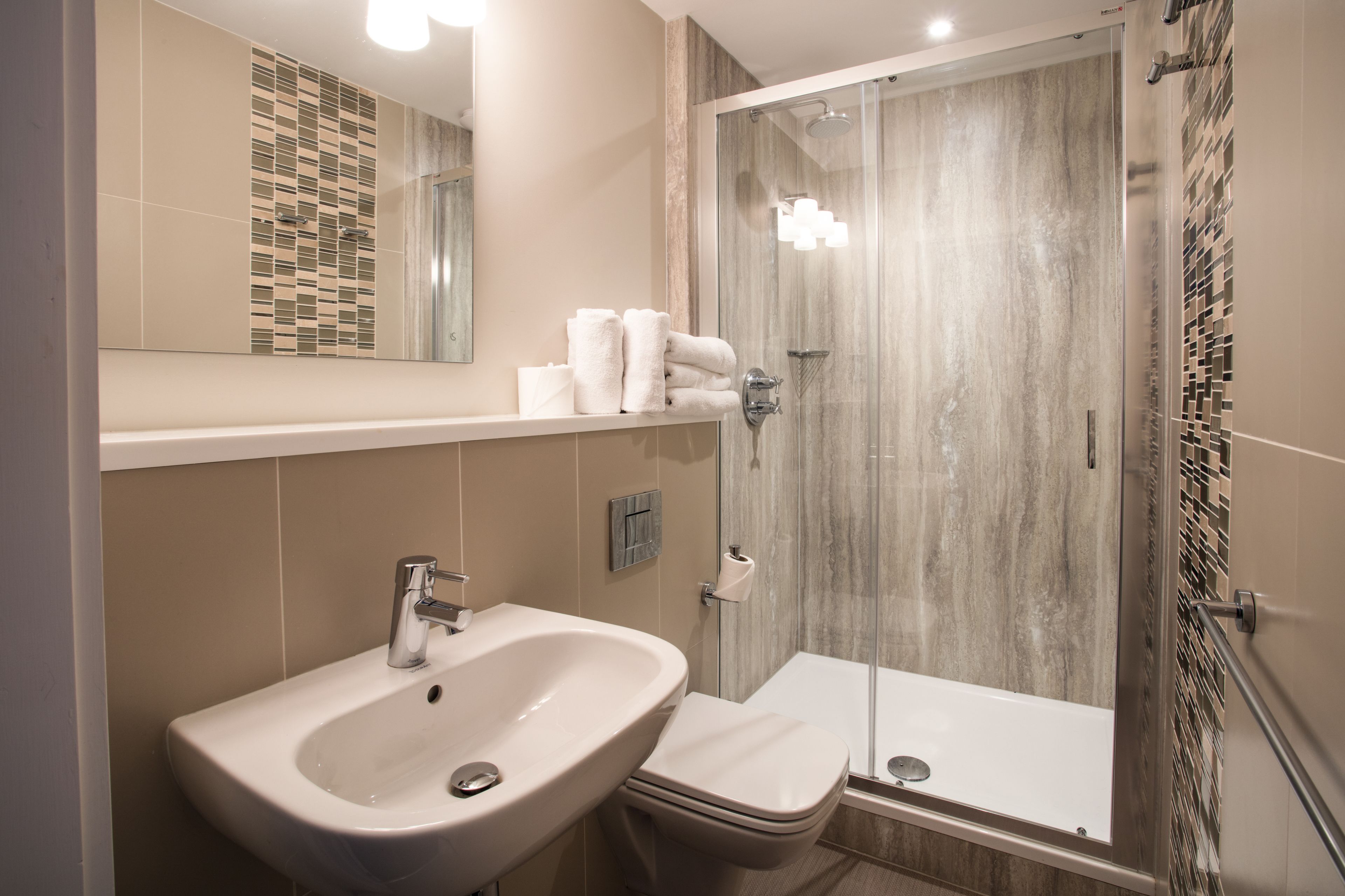 Combined shower/bathtub, free toiletries, hair dryer, towels
