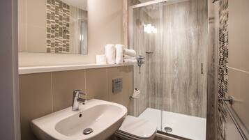 Combined shower/bathtub, free toiletries, hair dryer, towels