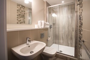 Ducha y bañera combinadas y artículos de higiene personal gratuitos