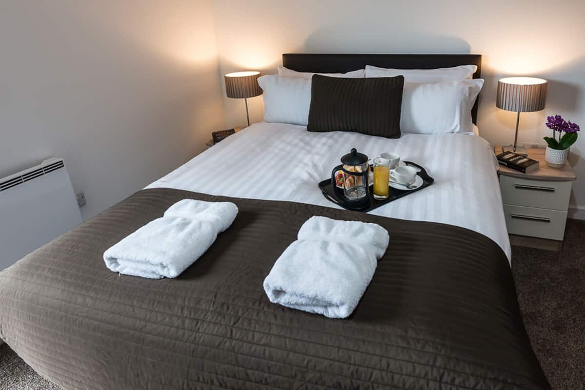 Apartment, 3 Bedrooms (Duplex) | Iron/ironing board, WiFi (free), bed sheets