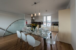 Huoneisto, 3 makuuhuonetta (Duplex) | Olohuone | Taulutelevisio