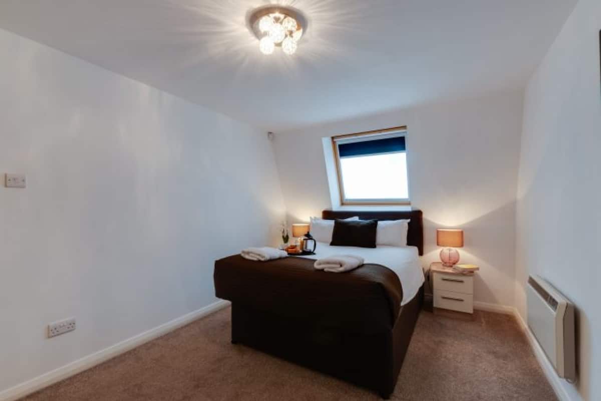 Iron/ironing board, WiFi (free), bed sheets