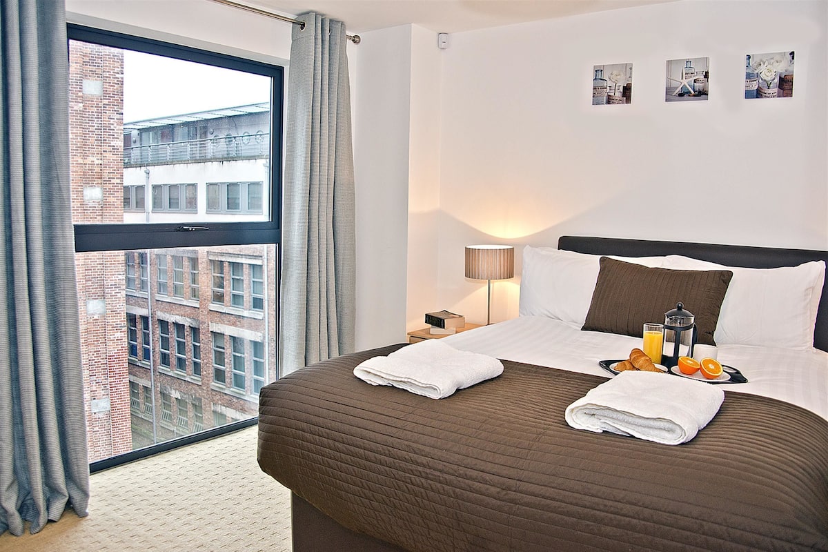 Iron/ironing board, free WiFi, bed sheets