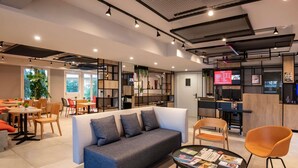 Ein stilvoller Lounge-Bereich mit einer Couch, einem Couchtisch und Sitzgelegenheiten.