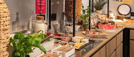 Desayuno buffet (EUR 13.90 por persona)
