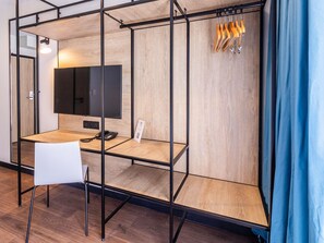 Habitació superior, 2 llits individuals, balcó | Roba de llit d'alta qualitat, escriptori i habitacions insonoritzades 