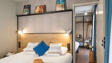 Suíte standard, 2 camas de casal, quartos conectados | Roupas de cama premium, escrivaninha, quartos à prova de som