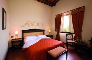 Classic Double or Twin Room, Garden View | Egyptian cotton sheets, premium bedding, in-room safe, blackout curtains - Agriturismo Antico Borgo Poggitazzi (Terranuova Bracciolini)