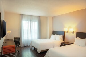 Escritorio, cunas gratuitas, wifi gratis y ropa de cama