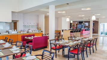 Se sirven desayunos, comidas, cenas y cocina internacional