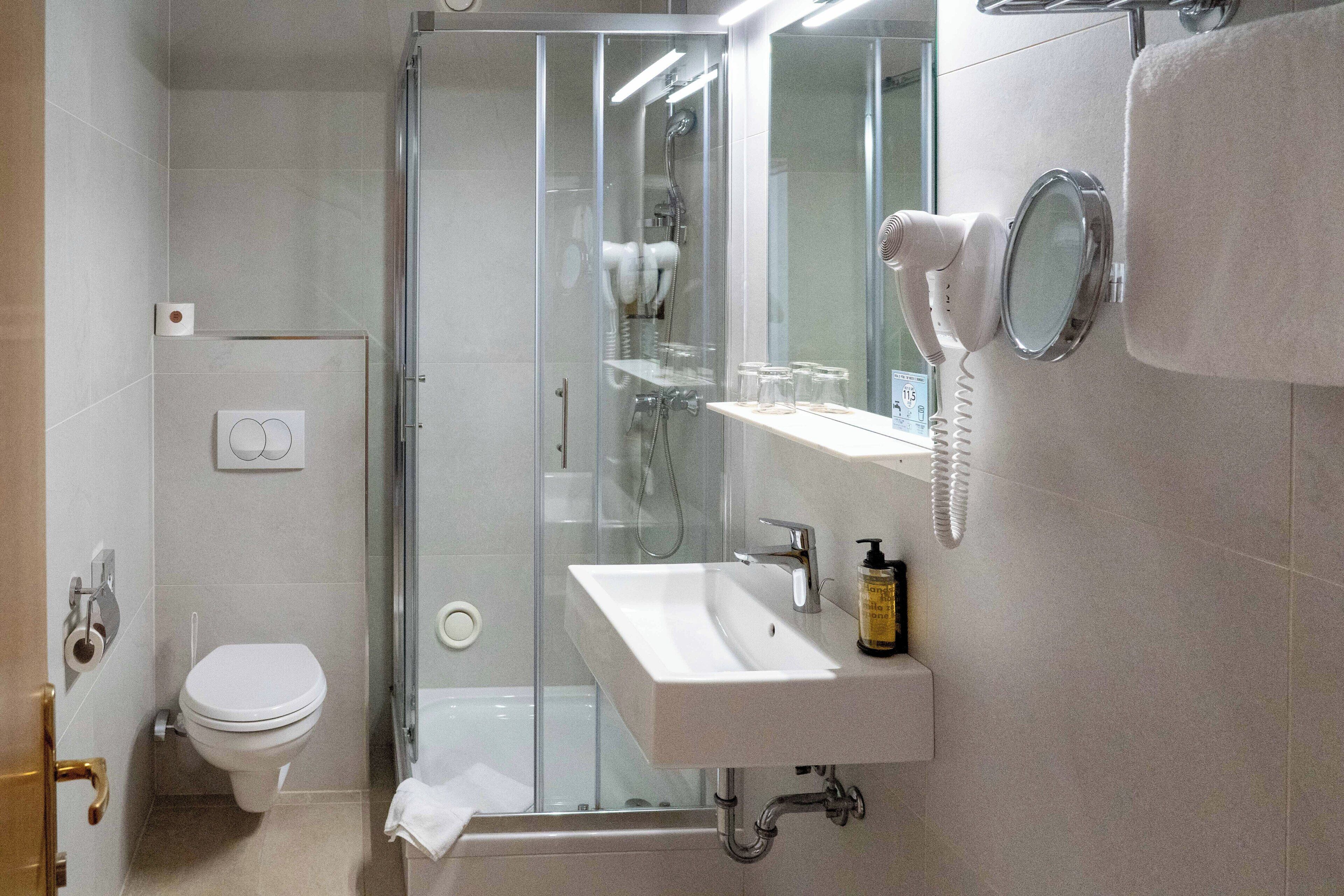 comfort double or twin room | bathroom | free toiletries, hair dryer, bidet, towels