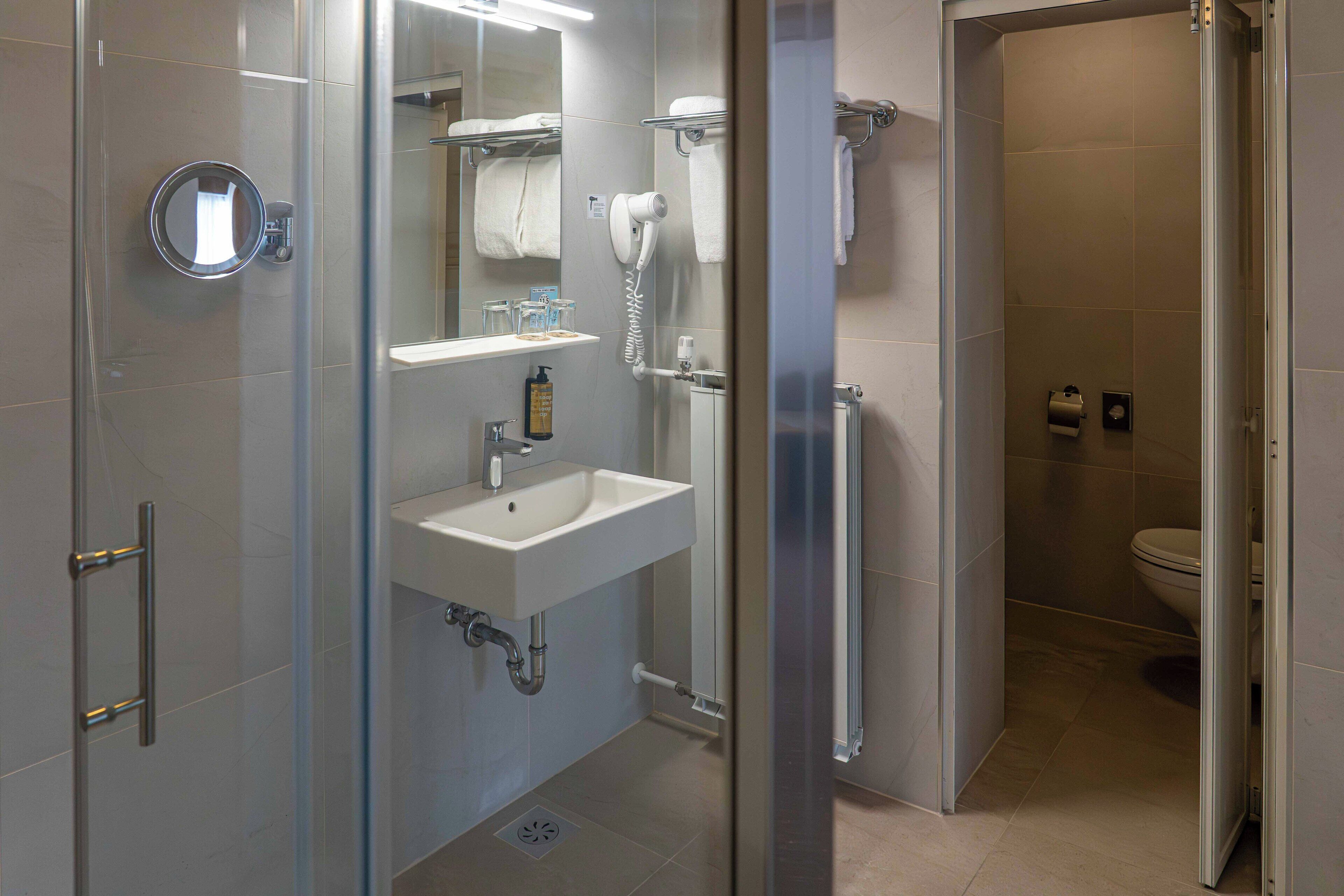 standard suite | bathroom | free toiletries, hair dryer, bidet, towels