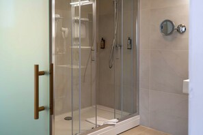 Standard Suite | Baño | Artículos de higiene personal gratuitos, secador de pelo, bidé y toallas
