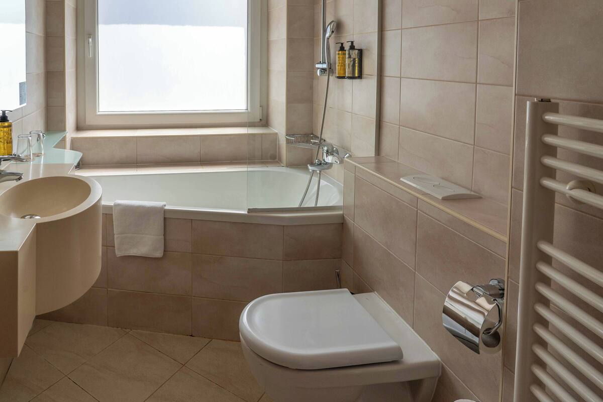 comfort double or twin room | bathroom | free toiletries, hair dryer, bidet, towels