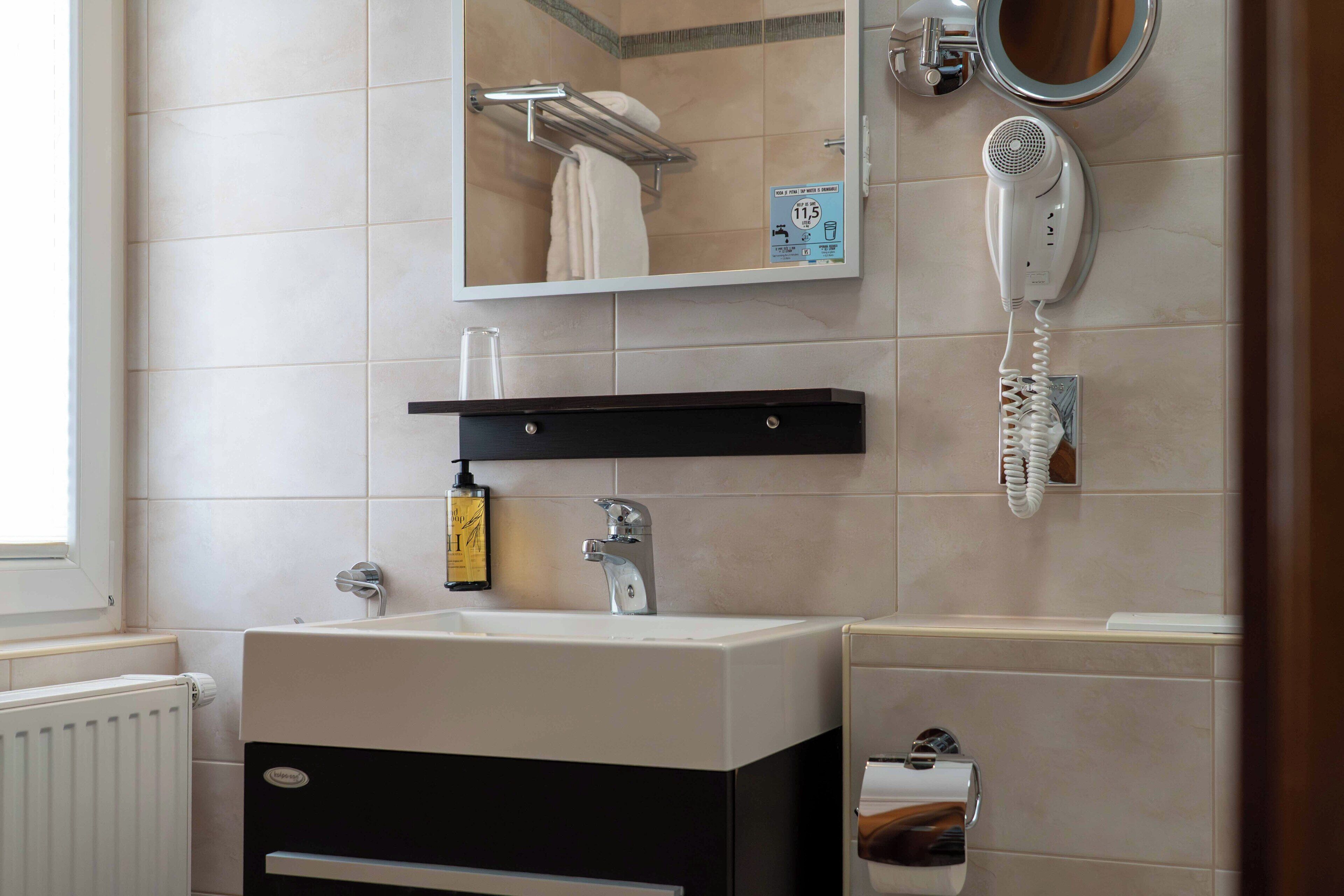 standard single room | bathroom | free toiletries, hair dryer, bidet, towels