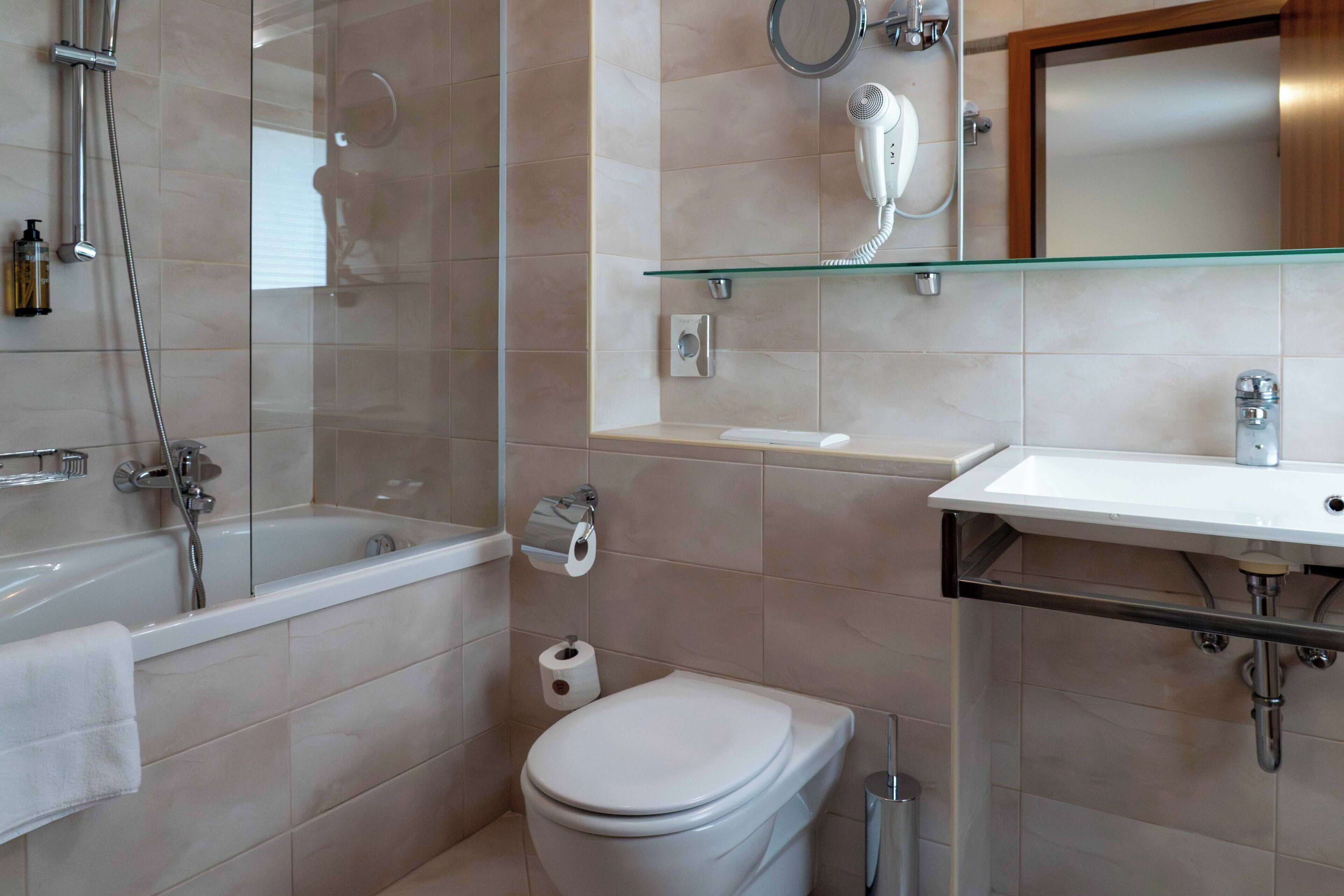 standard triple room | bathroom | free toiletries, hair dryer, bidet, towels