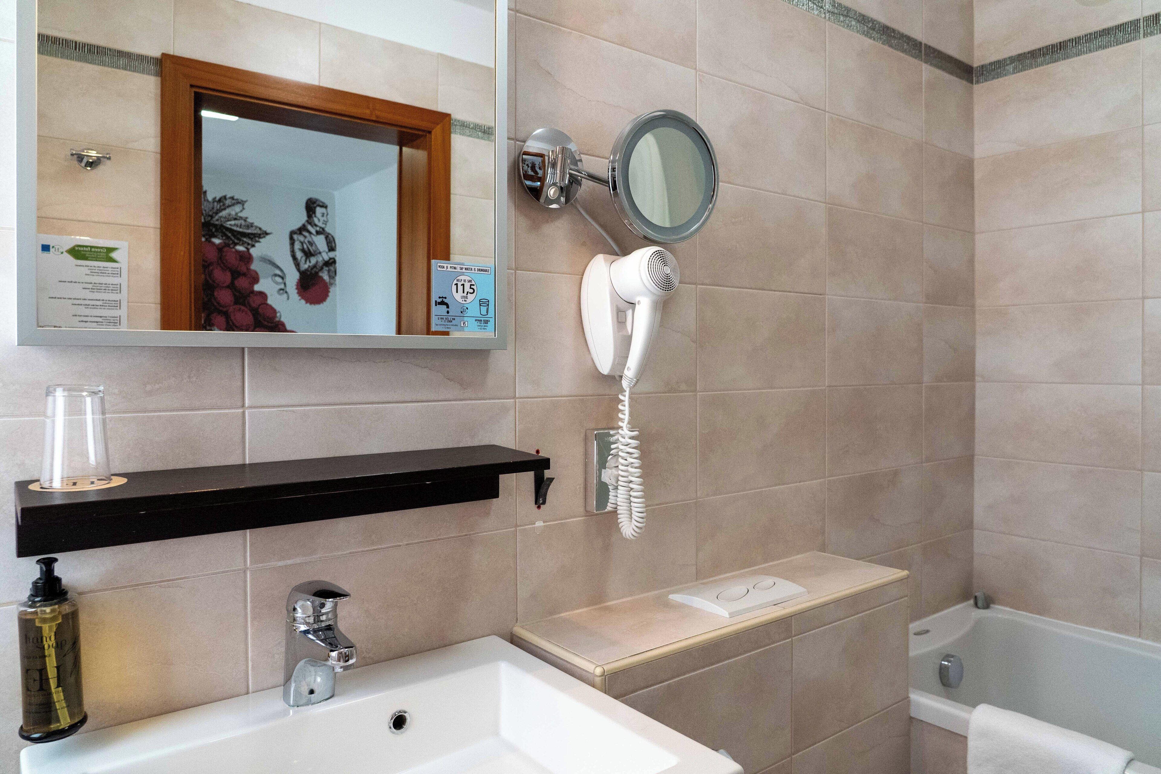 standard single room | bathroom | free toiletries, hair dryer, bidet, towels