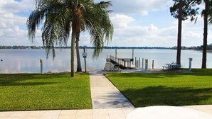 Un parc au bord de l’eau, doté d’une promenade pavée, d’un quai et d’une table de pique-nique.