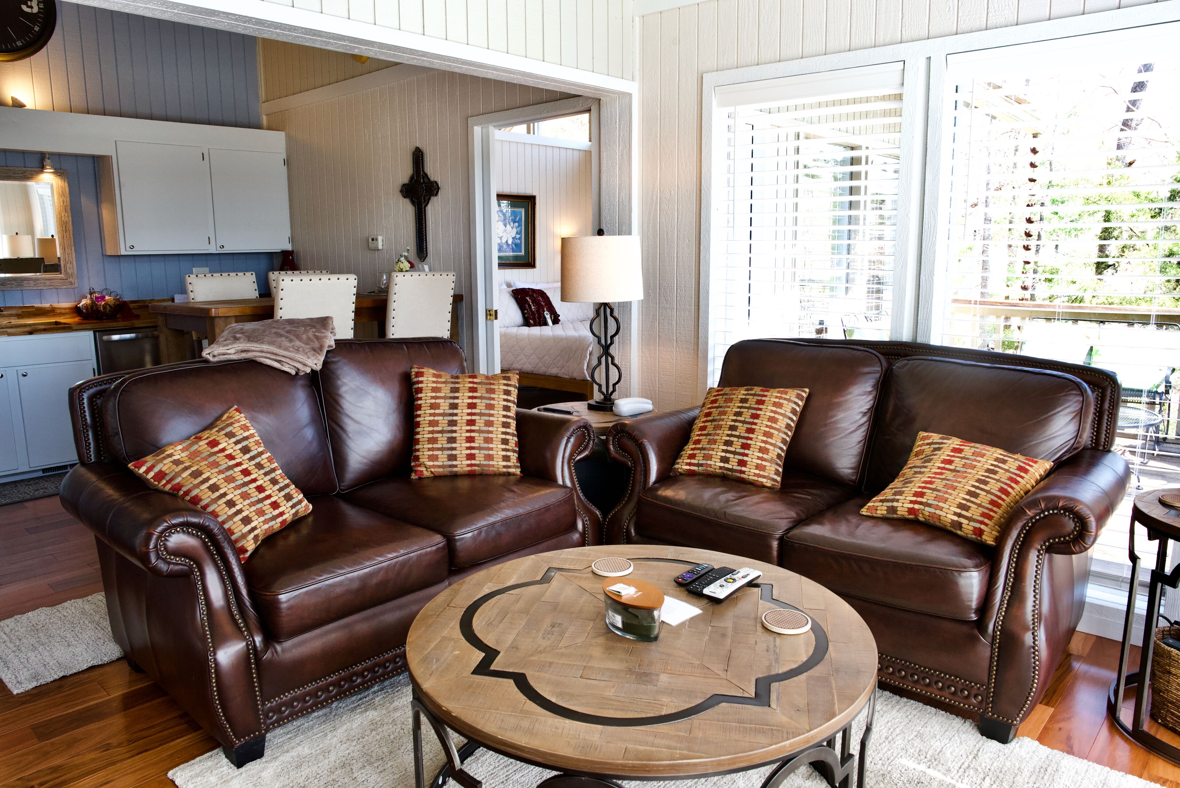 Luksushytte, 2 soverom, utsikt mot innsjø, ved innsjø | Oppholdsområde | En 65-tommers Flatskjerm-TV med Parabol-TV samt TV og DVD-spiller