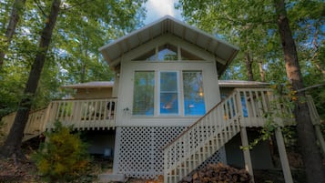Luxury-Ferienhütte, 2 Schlafzimmer, Seeblick, Seeseite | 1 Schlafzimmer, hochwertige Bettwaren, Select-Comfort-Betten