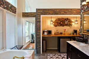 Suite estudio panorámica | Cocina básica privada | Frigorífico, microondas, cafetera o tetera y mesa de comedor