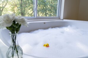 Jetted bathtub - Beaver Lake Cottages (Eureka Springs)