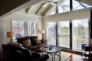 Luxury Cabin, 2 Bedrooms, Lake View, Lakeside | Living area