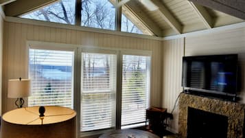 Luxury Cabin, 2 Bedrooms, Lake View, Lakeside | Living area