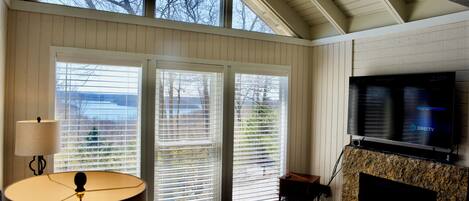 Lyxstuga - 2 sovrum - sjöutsikt - vid sjön | Vardagsrum | 65-tums platt-tv med satellitkanaler, tv och dvd-spelare
