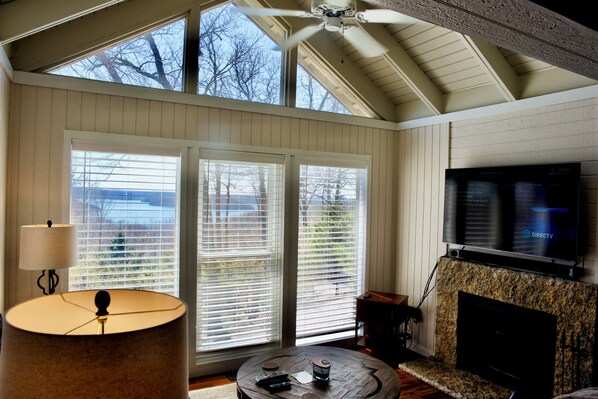 Luxury-Ferienhütte, 2 Schlafzimmer, Seeblick, Seeseite | Wohnbereich | 65-Zoll-Flachbildfernseher mit Satellitenempfang, Fernseher, DVD-Player