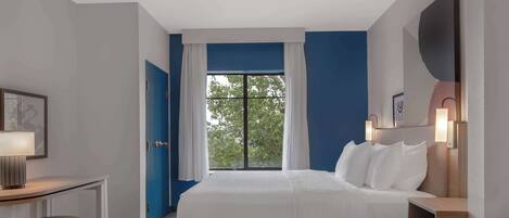 Room, 1 King Bed, Accessible, Bathtub (Mobility) | Hypo-allergenic bedding, pillowtop beds, in-room safe, desk