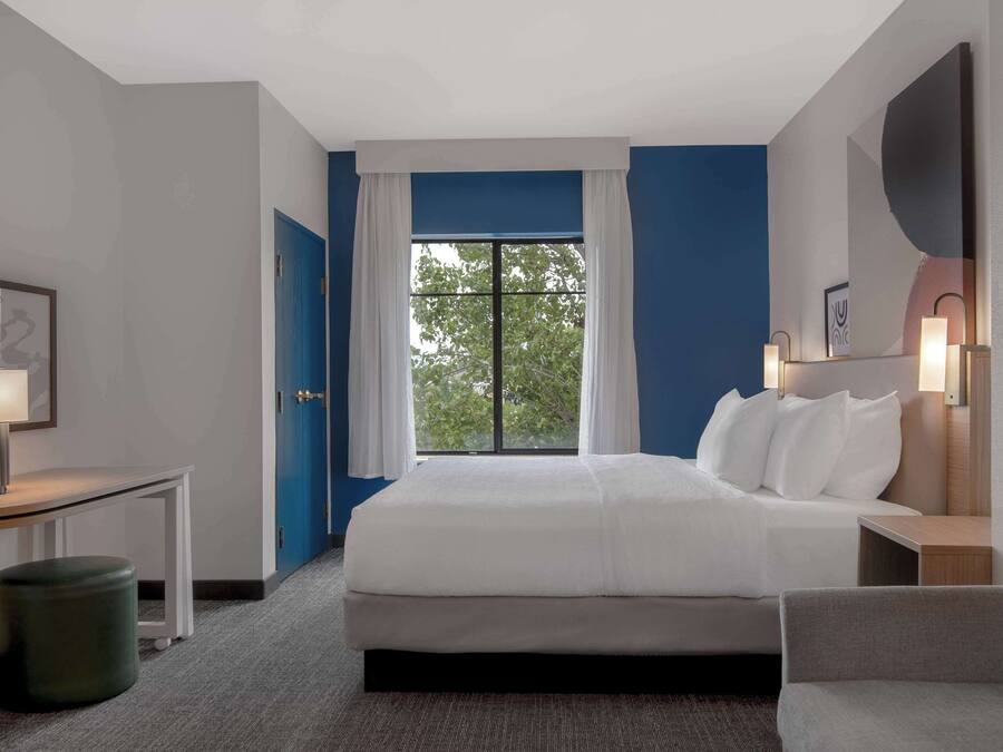 Room, 1 King Bed, Accessible, Bathtub (Mobility) | Hypo-allergenic bedding, pillowtop beds, in-room safe, desk