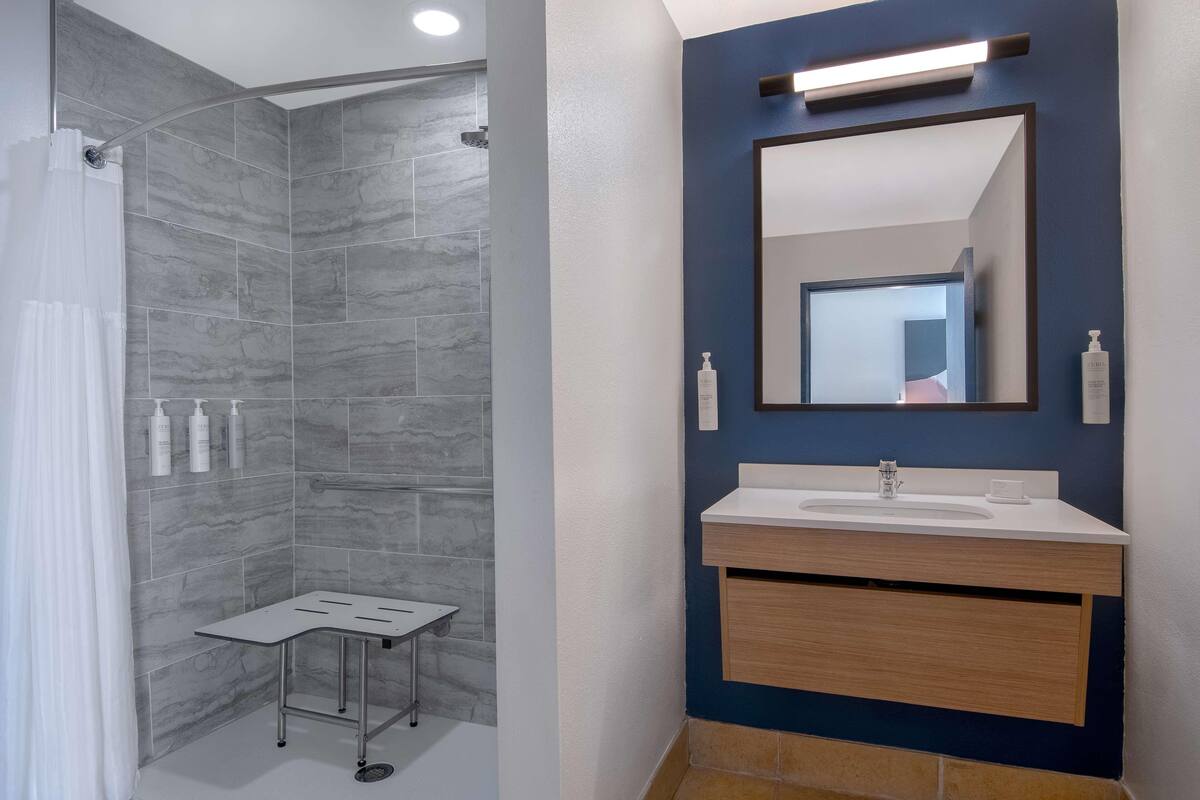 Baño | Tina con regadera, secadora de cabello, toallas